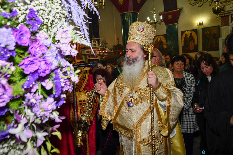 Χιλιάδες πιστοί στην συνάντηση των Επιταφίων στο Αργοστόλι [εικόνες]