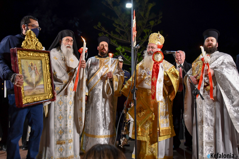 «Χριστός Ανέστη»  Το Αργοστόλι γιόρτασε το χαρμόσυνο μήνυμα της Ανάστασης με δεκάδες βεγγαλικά [εικόνες +βίντεο]