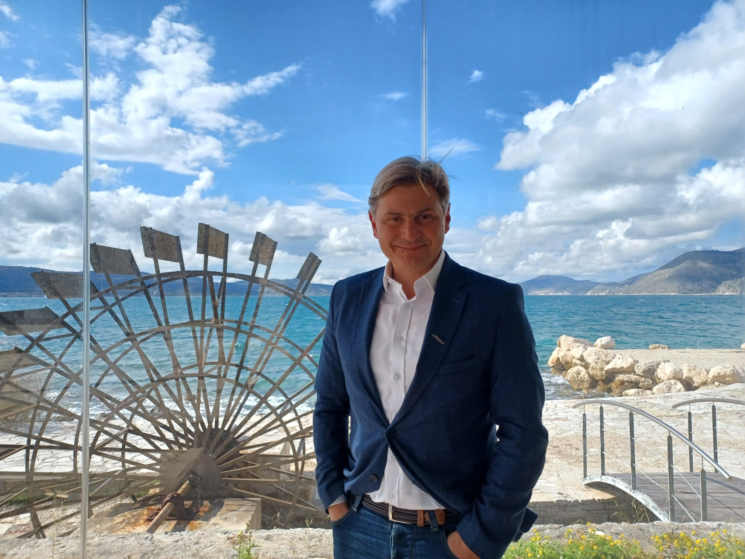 Φαραντούρης στην ΕΡΤ από τις Καταβόθρες Αργοστολίου για το κόμμα Κασιδιάρη και την ιδιωτικοποίηση του νερού [βίντεο]