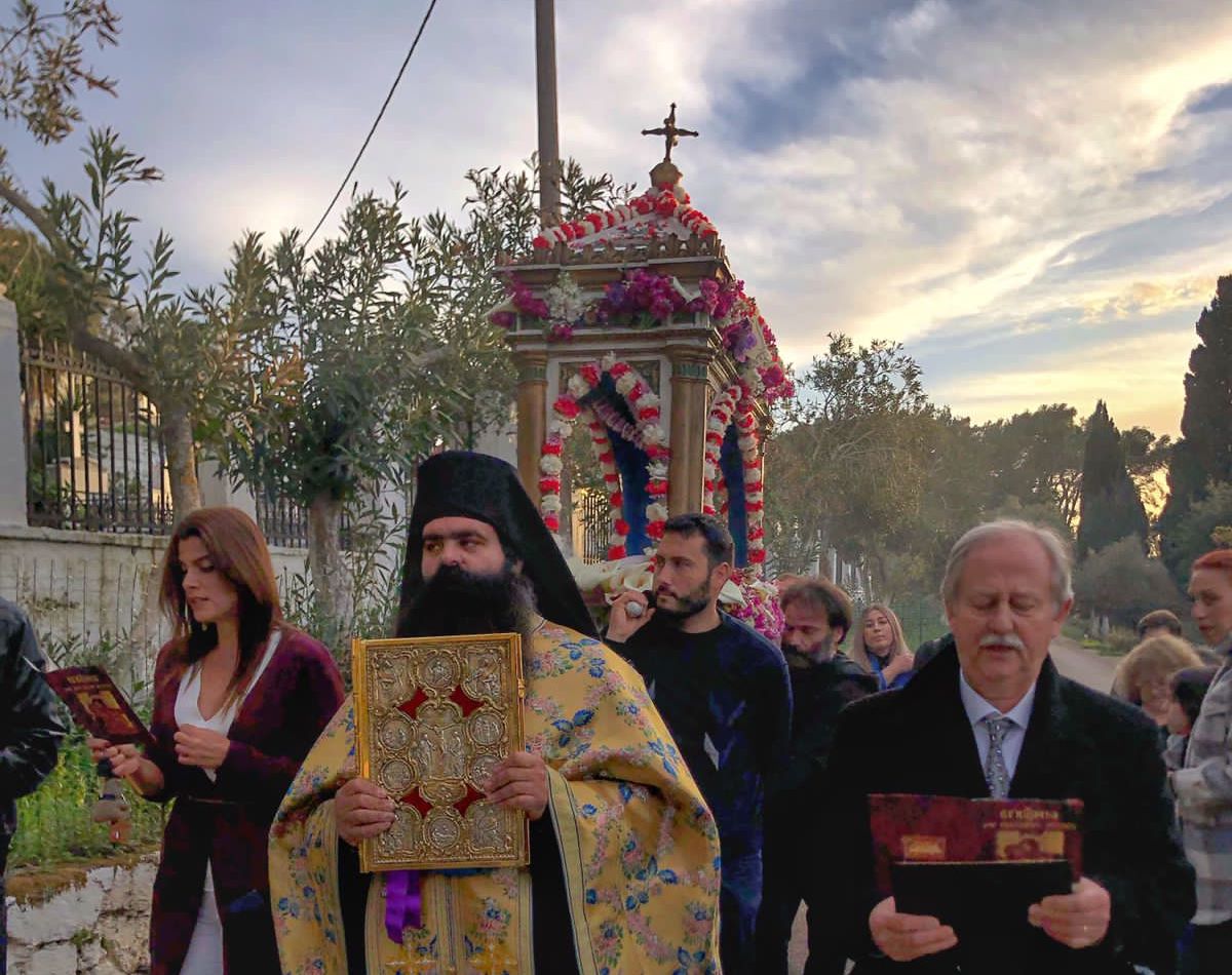 Η ξεχωριστή Περιφορά του Επιτάφιου στον Αγκώνα [εικόνες]