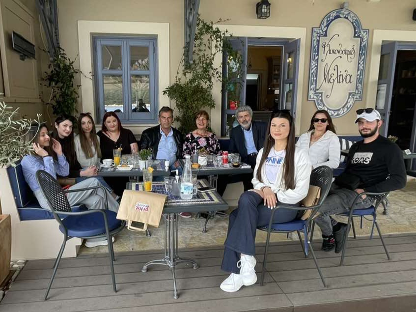 Ο καθηγητής Ναπολέων Μαραβεγιας μαζί με νέα παιδιά του Φισκάρδου [εικόνα]