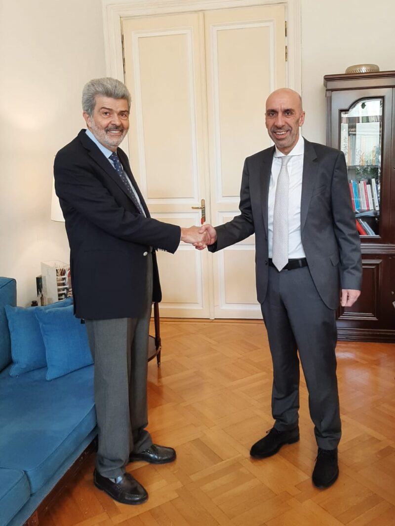 Ο καθηγητής Ναπολέων Μαραβέγιας με τον Γιάννη Μπρατάκο  Τι συζήτησαν