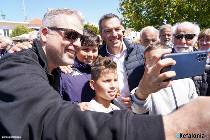 Selfie και χαμόγελα στην επίσκεψη Τσίπρα στο Ληξούρι  Ενθουσιώδη υποδοχή [εικόνες]