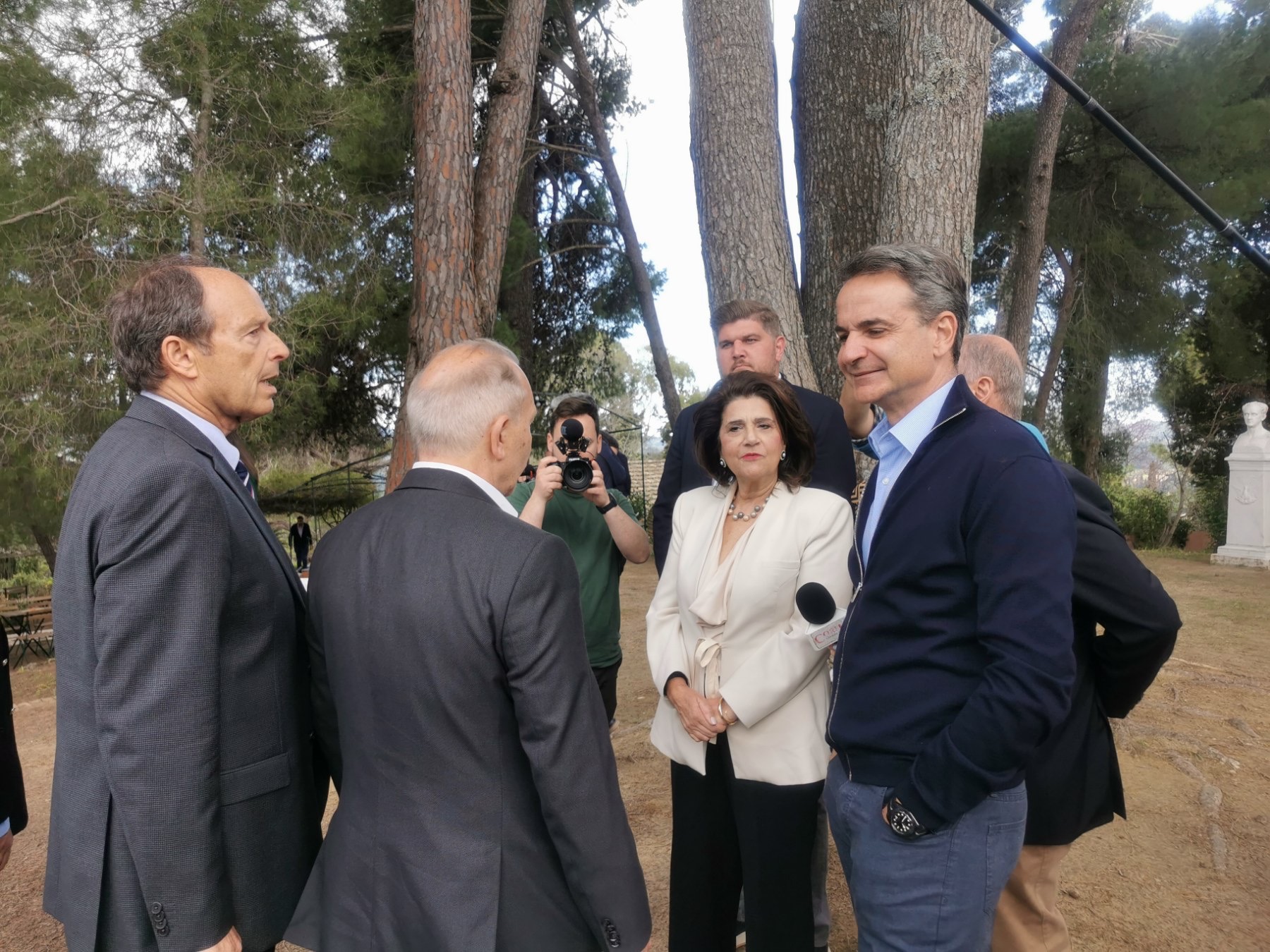 Στην Κέρκυρα ο Κυριάκος Μητσοτάκης – Τον υποδέχθηκε θερμά η Ρόδη Κράτσα [εικόνες]