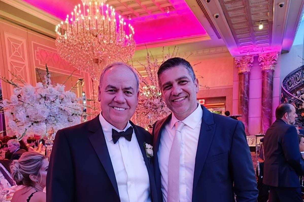 Στις χαρές του Παναγιώτη και της Ηλιάνας ο Γιάννης Λυκούδης στη Νέα Υόρκη  Εκεί που χτυπά η καρδιά του ελληνισμού [εικόνα]