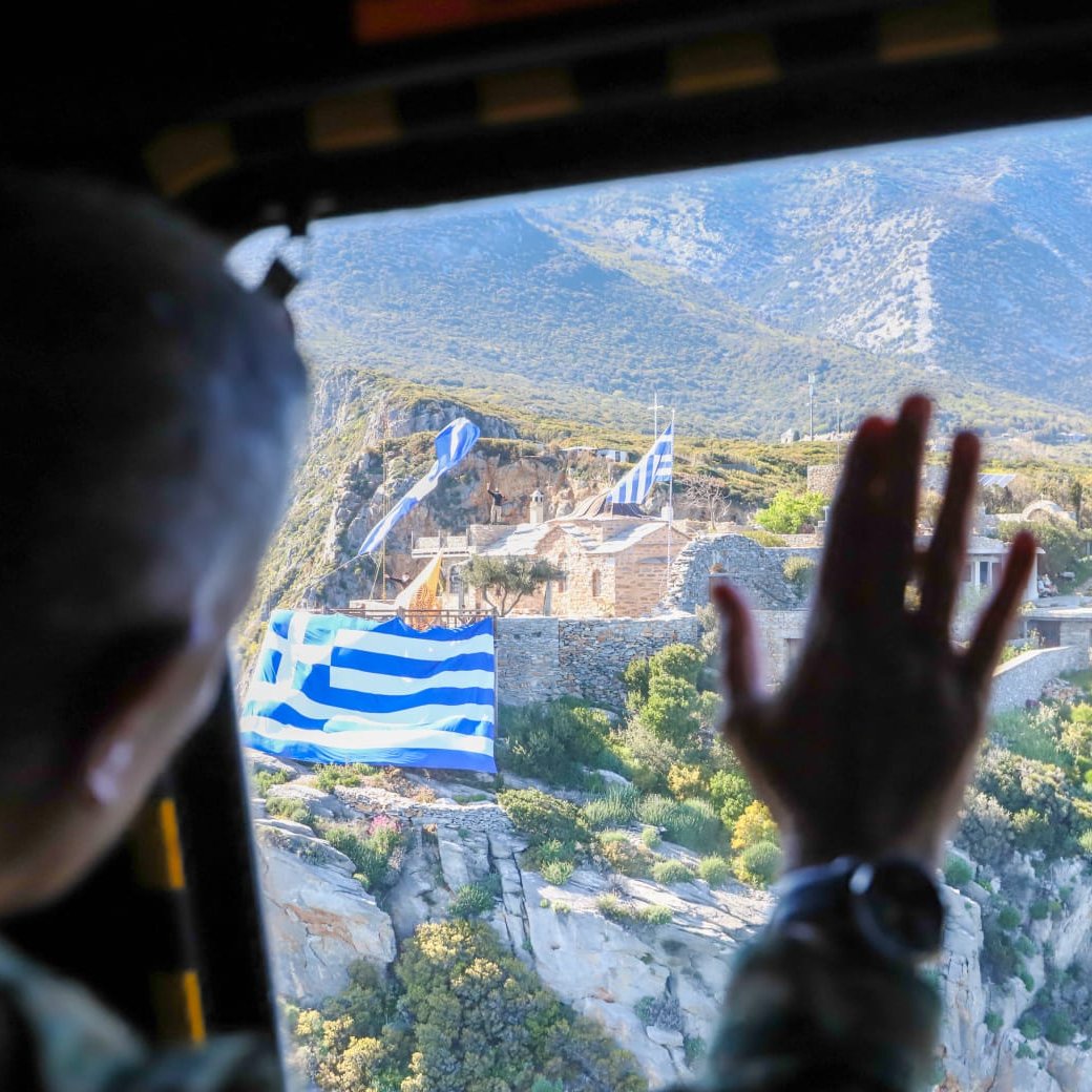 To ”ευχαριστώ” του Αρχηγού ΓΕΕΘΑ σε μοναχό του Αγίου Όρους που ευλογεί τους πιλότους