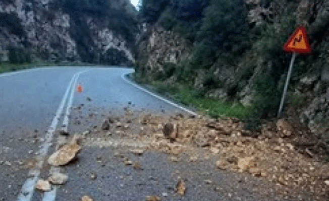 Μια νέα μεγάλη και επικίνδυνη κατολίσθηση στο στενό του Πόρου…..
