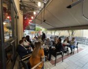Ο υποψήφιος βουλευτής κ. Ναπ. Μαραβέγιας δίπλα στη Νεολαία.