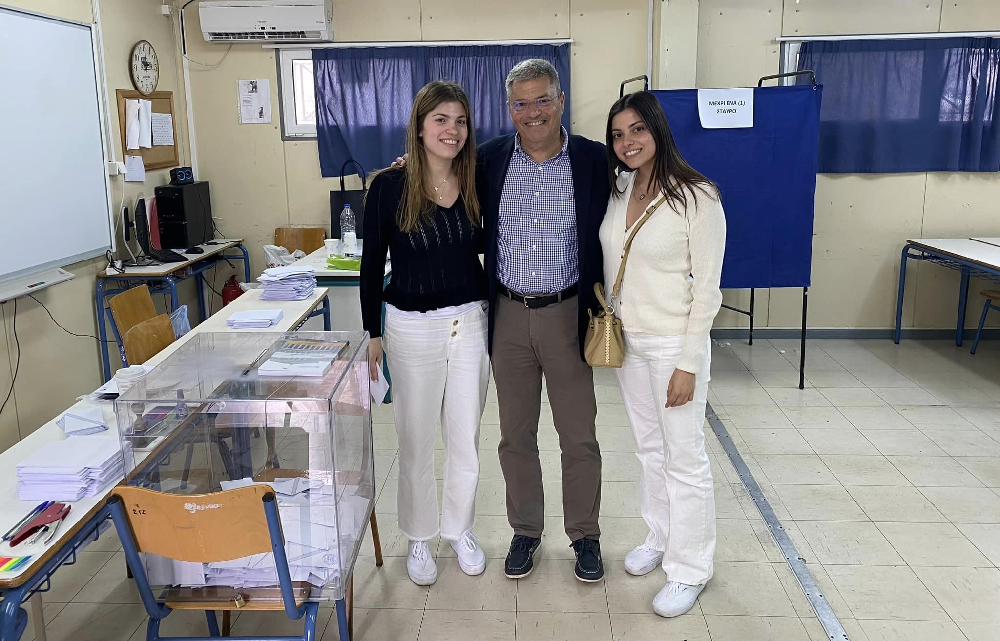 Παναγής Καππάτος ψήφισε με τις κόρες του: “Η κορυφαία στιγμή της Δημοκρατίας μας” [εικόνες]