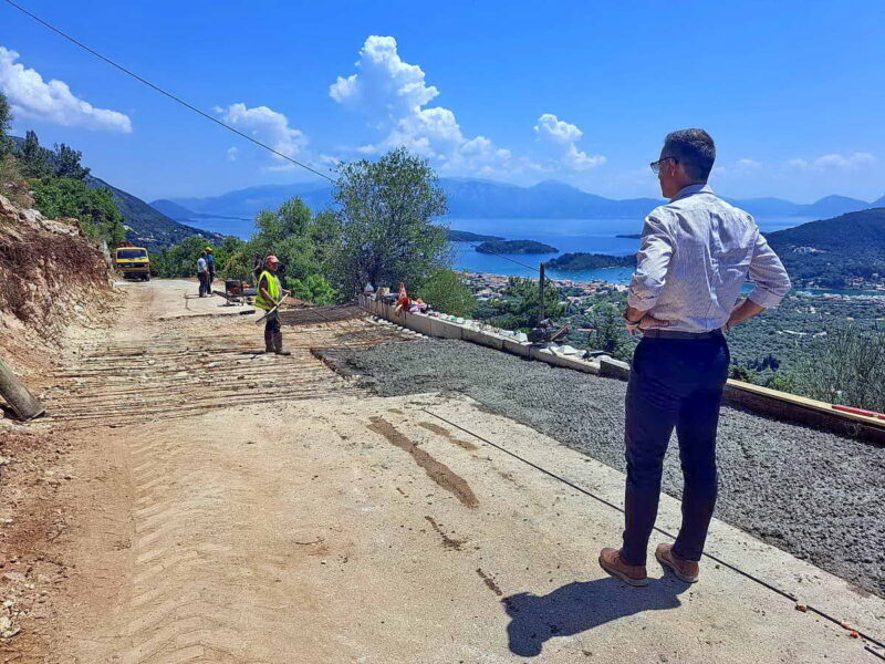 Ανδρέας Κτενάς: «Ασφαλής προόσβαση σε κάθε γωνιά της Λευκάδας» – Ξεκίνησε η αποκατάσταση του δρόμου Παλαιοκατούνα – Νεοχώρι από την Π.Ε