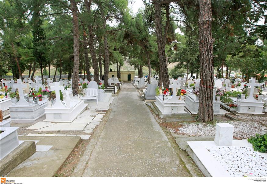 Απίστευτο περιστατικό στην Πάτρα: Άνοιξαν τον τάφο της μητέρας τους και ήταν άδειος