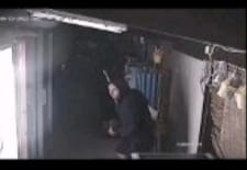 Μπαράζ διαρρήξεων σε Άσσο και Διβαράτα  Εικόνα ντοκουμέντο από τον δράστη