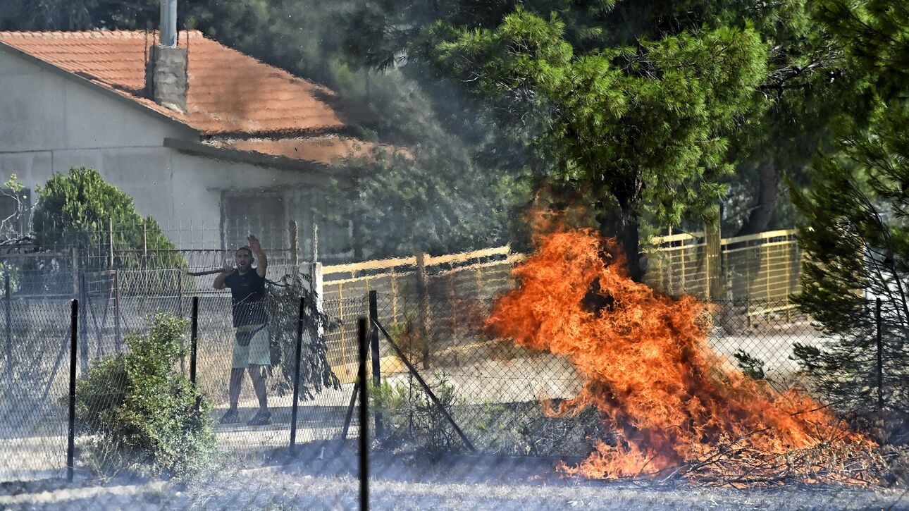 Φωτιά στα Δερβενοχώρια και Λουτράκι: Tιτάνια μάχη για να μην περάσουν οι φλόγες σε Οινόη, Βίλλια και Μάνδρα