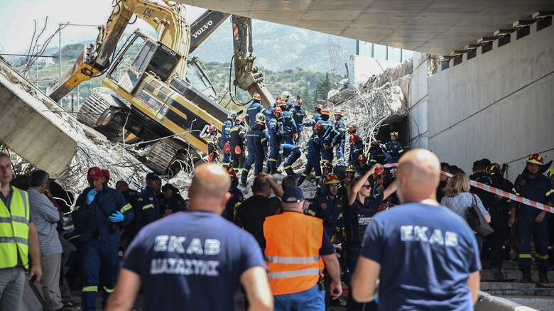 Κατάρρευση γέφυρας στην Πάτρα: ««Βγάζαμε κάτι παλιοσίδερα κι έπεσε η γέφυρα επάνω μας