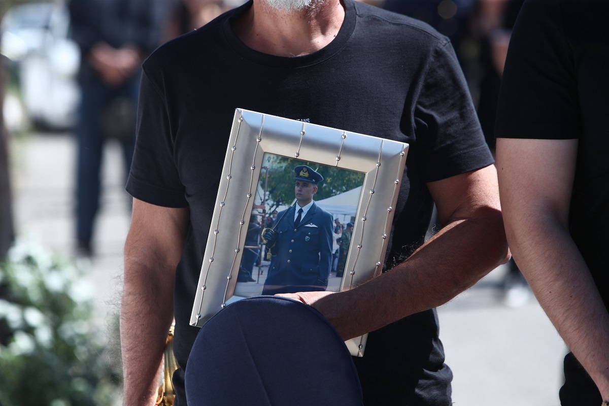 Θρήνος στην κηδεία του 27χρονου ήρωα πιλότου, Περικλή Στεφανίδη [εικόνες]