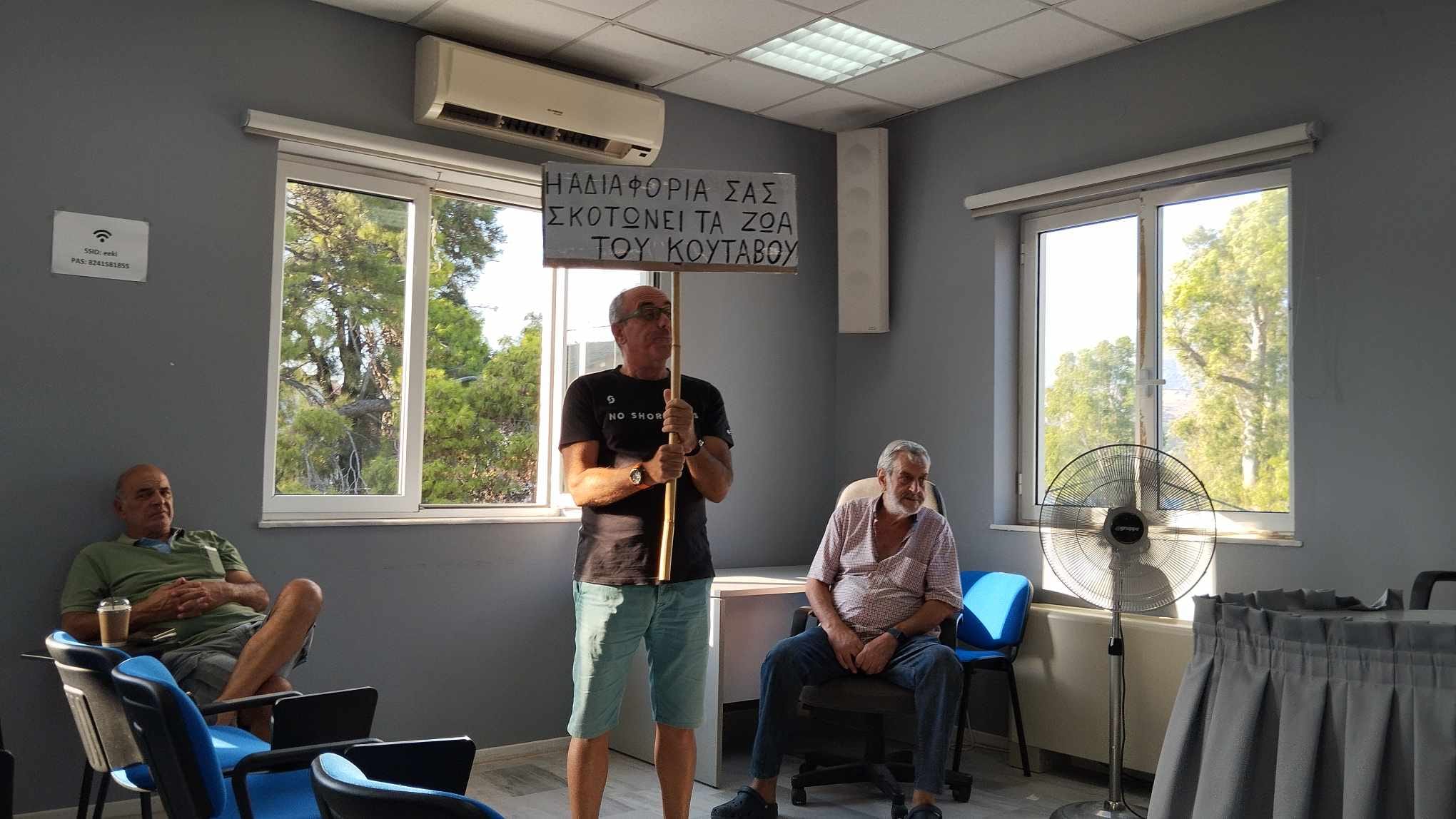 Αργοστόλι: Aκτιβιστική διαμαρτυρία από τον Παντελή Ιωαννίδη στο Δημοτικό Συμβούλιο