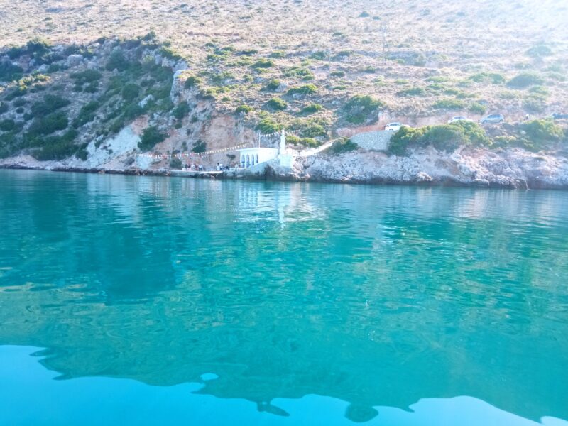 Εικόνες από τη λειτουργία του Αγίου Σπυρίδωνα στα Κουρουκλάτα μέσα από τη θάλασσα