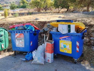 Φάρσα: Αίτημα πολίτη να αδειάσουν οι κάδοι [εικόνα]