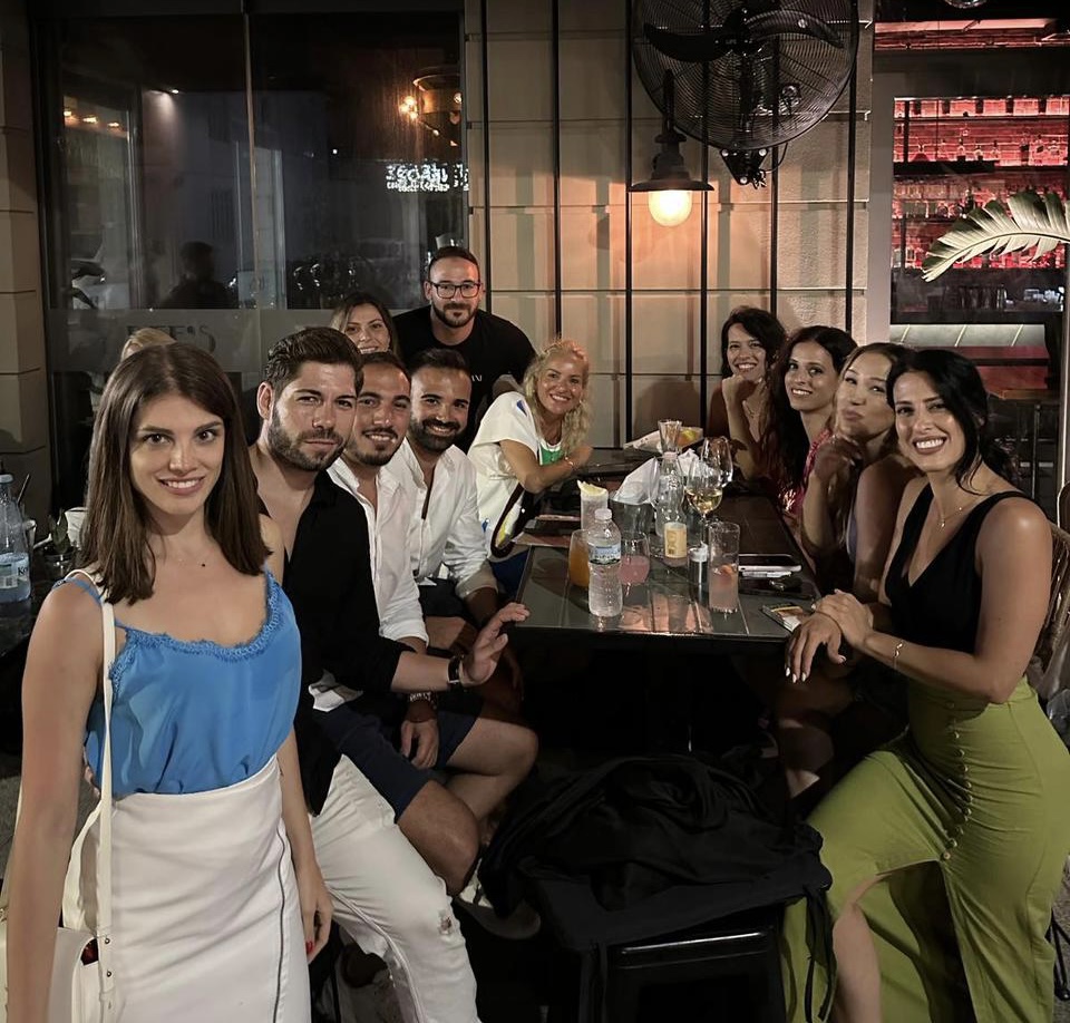 Η Μπεκατώρου με «γαλάζιους» αυτοδιοικητικούς υποψηφίους για χαλαρό ποτάκι [εικόνα]