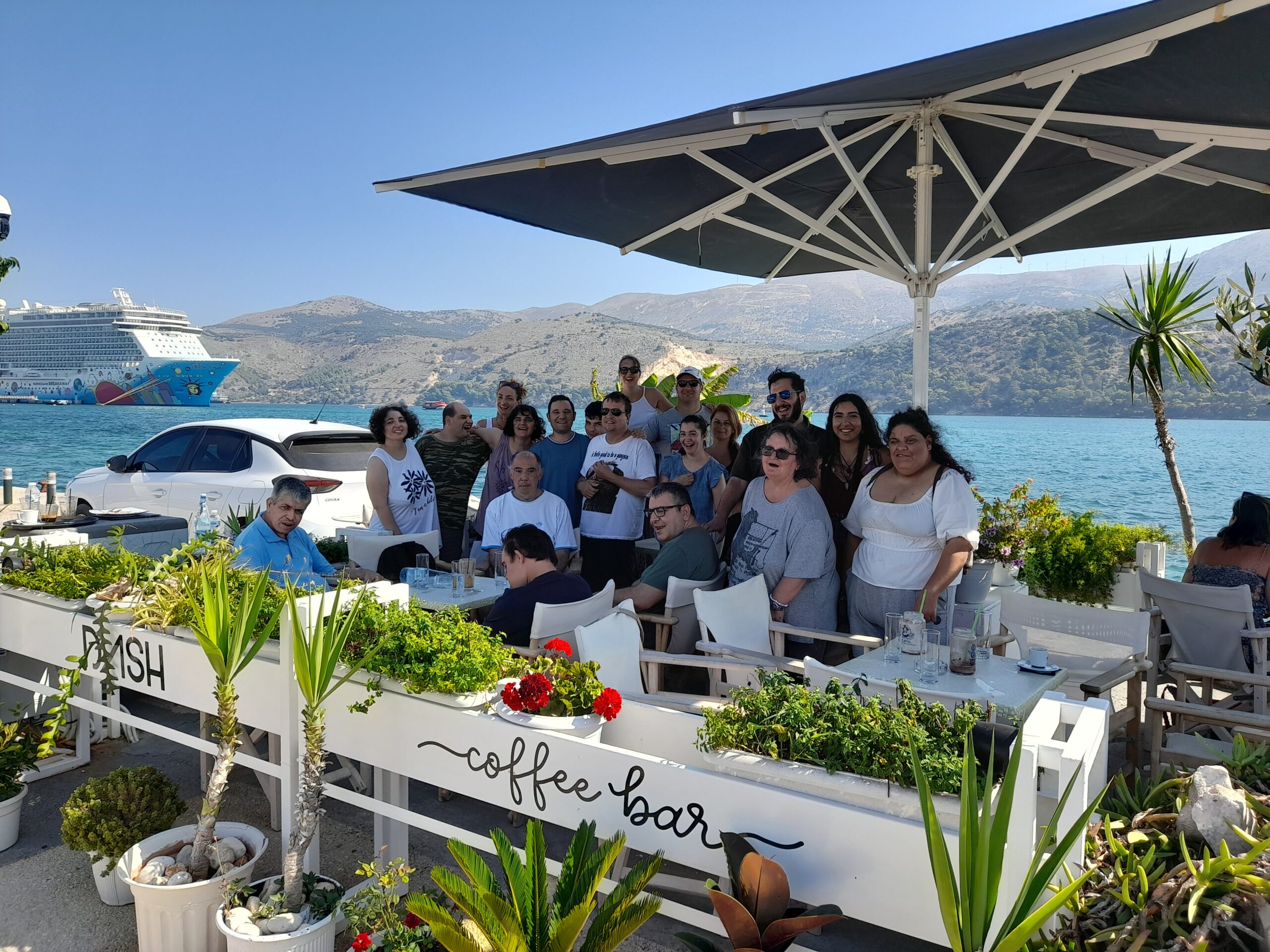 Κέρασμα του ΥΠΕΡΙΩΝΑ στην καφετέρια DASH CAFE BAR στο λιμάνι Αργοστολίου