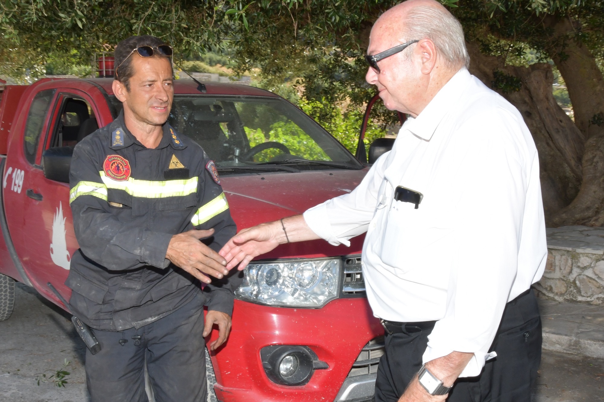 Κοντά σε πυροσβέστες και εθελοντές ο Αλέξανδρος Παρίσης  Σε Αγία Ειρήνη και Πόρο [εικόνες]