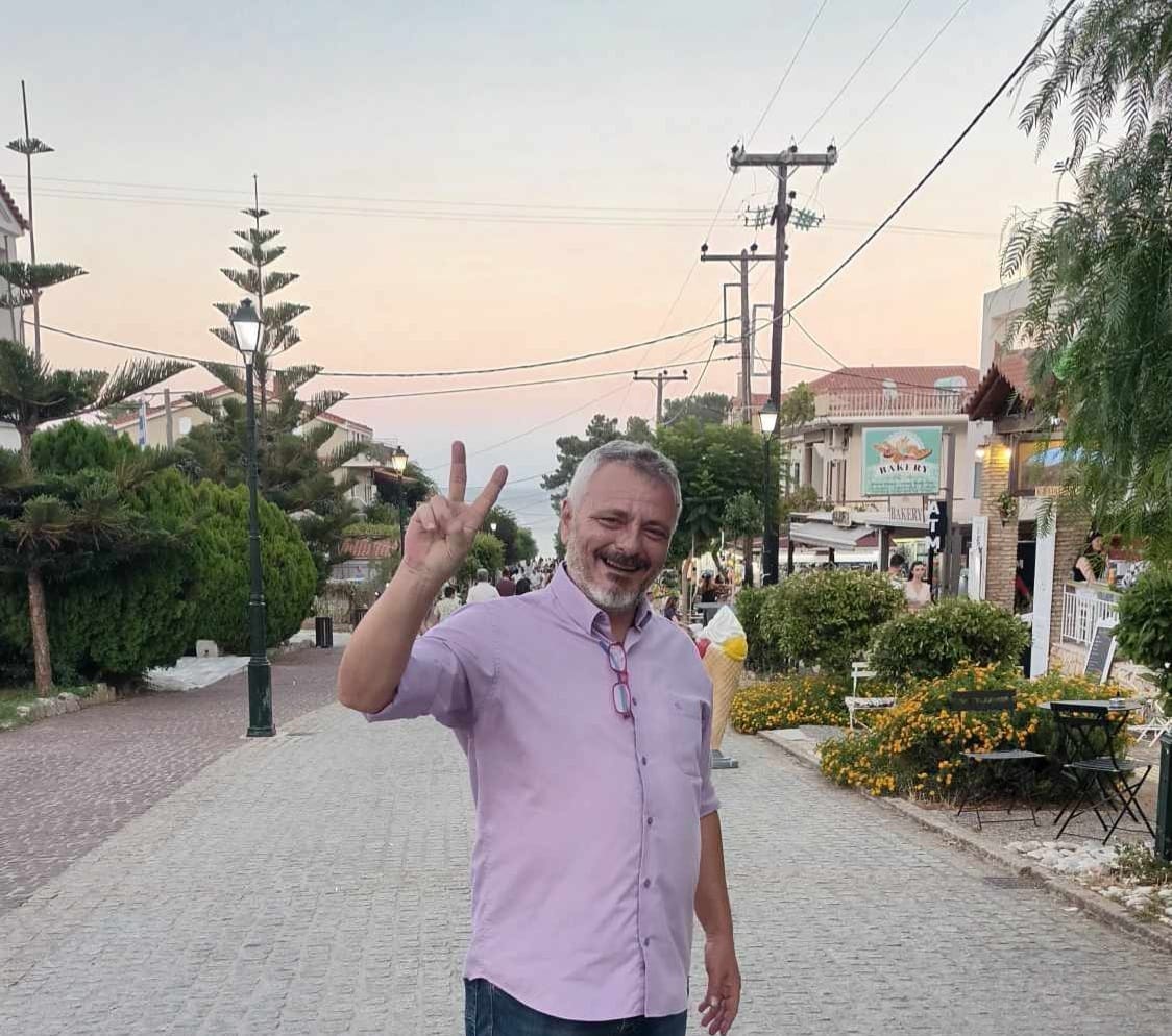 Με το “γάντι” απαντάει ο Μπατιστάτος στον Θεόφιλο για τα έργα στον Πόρο: “βάλε μια πλωτή εξέδρα στο λιμάνι κι όπου μπει”