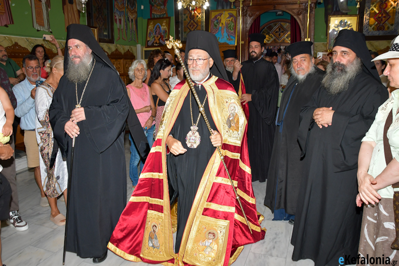 Πόλος έλξης και φέτος η Παναγία στο Μαρκόπουλο  Όλοι ήθελαν να αγγίξουν τα φιδάκια [εικόνες]