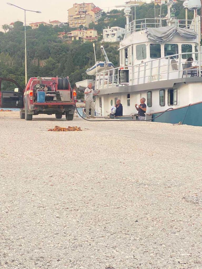 Πρωτοφανές: Στον Πόρο ο δήμος χρησιμοποιεί τα πυροσβεστικά του, για μεταφορά νερού σε σκαφάτους [εικόνες]