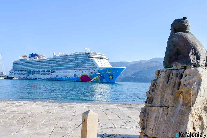 Το πελώριο κρουαζιερόπλοιο Norwegian Breakaway στο Αργοστόλι [εικόνες]