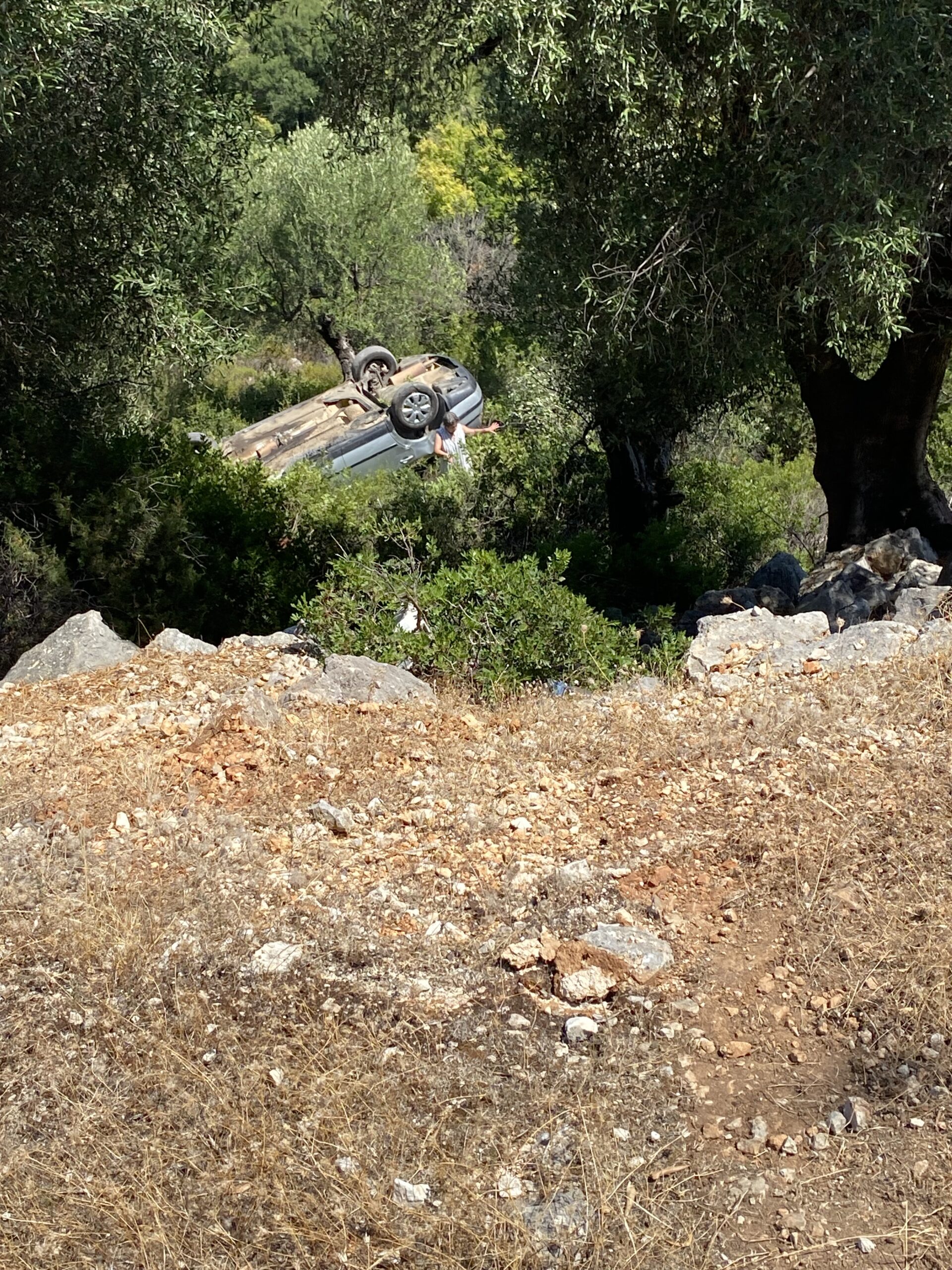 Τροχαίο ατύχημα πριν από λίγο στο δρόμο προς Αντίσαμο  Aπό θαύμα σώθηκε η οδηγός [εικόνες]