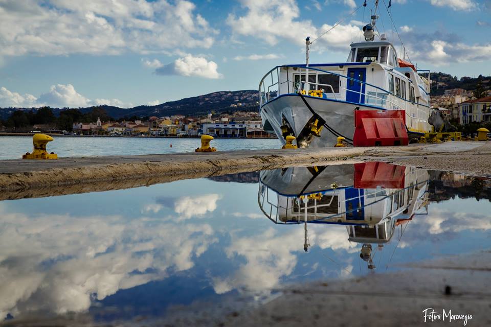 Απίστευτα πράγματα συμβαίνουν στο Αργοστόλι -Έπεσε η πύλη του εμπορικού λιμανιού δίπλα στο φέρι