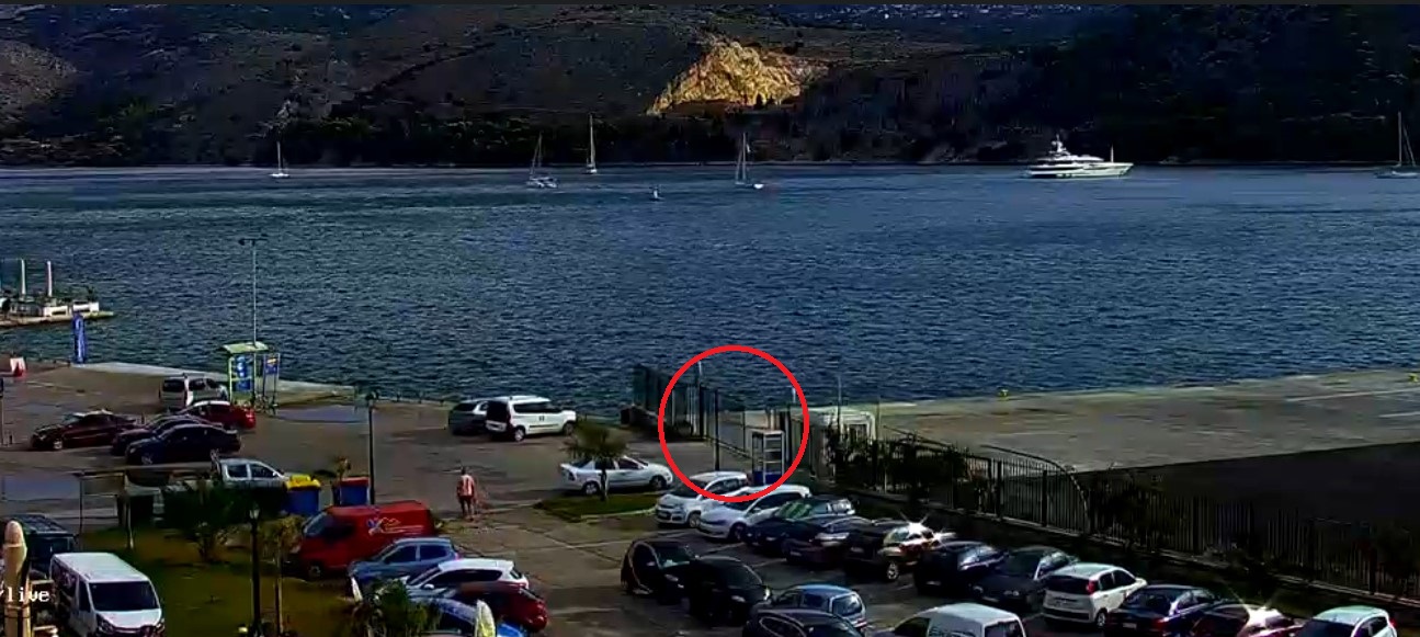 Μπροστά στη Live κάμερά σου έπεσε πόρτα Λιμανιού Θεόφιλε. Δεν είδες τίποτα ε;
