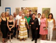 ΕΝΤΥΠΩΣΙΑΚΗ ΕΙΚΑΣΤΙΚΗ ΕΚΘΕΣΗ ΚΑΙ ΥΠΕΡΛΑΜΠΡΗ ΠΑΝΣΕΛΗΝΟΣ ΣΤΟΝ ΚΗΠΟ ΤΗΣ VILLA ΡΟΔΟΠΗ