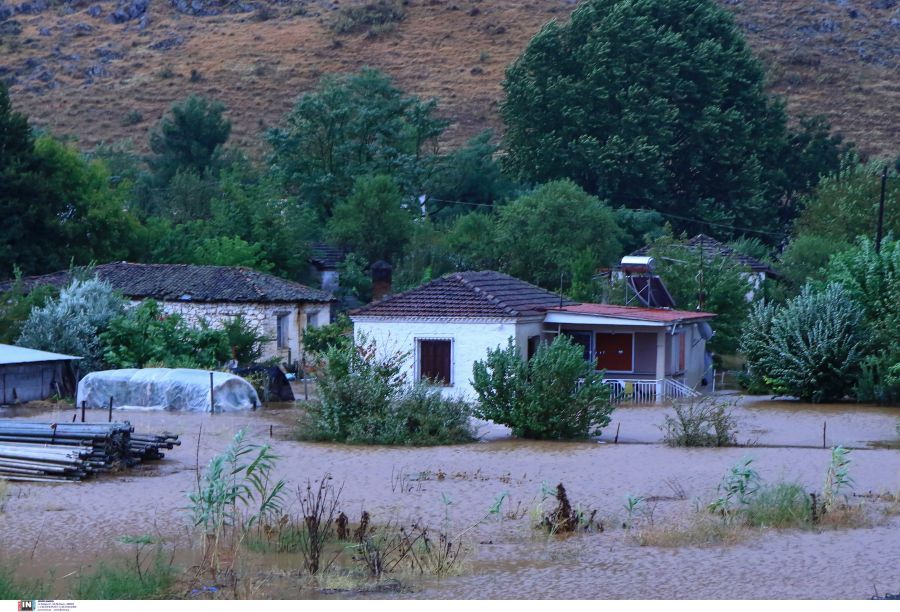 Καρδίτσα: Το νερό σκέπασε μέχρι και τις στέγες των σπιτιών – «Δεν μπορεί να έρθει ούτε η ΕΜΑΚ ούτε ο στρατός»