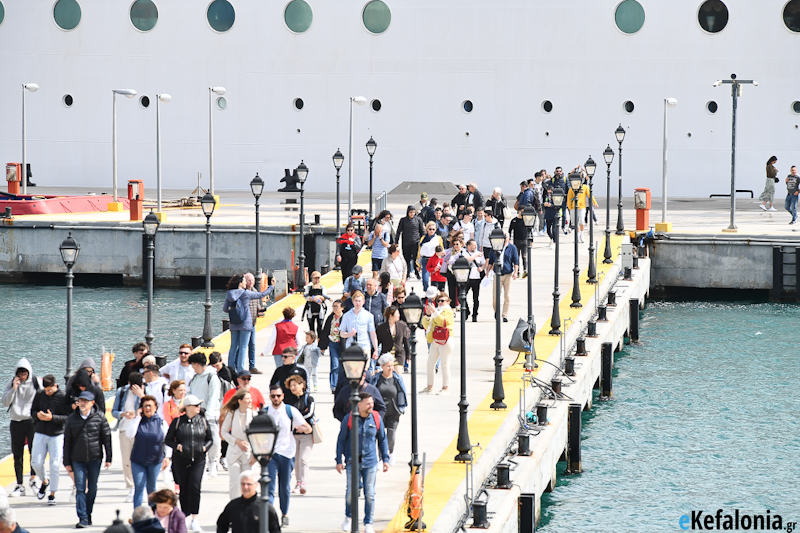 Πτώση ναυτικού από κρουαζιερόπλοιο στη θάλασσα στο Αργοστόλι