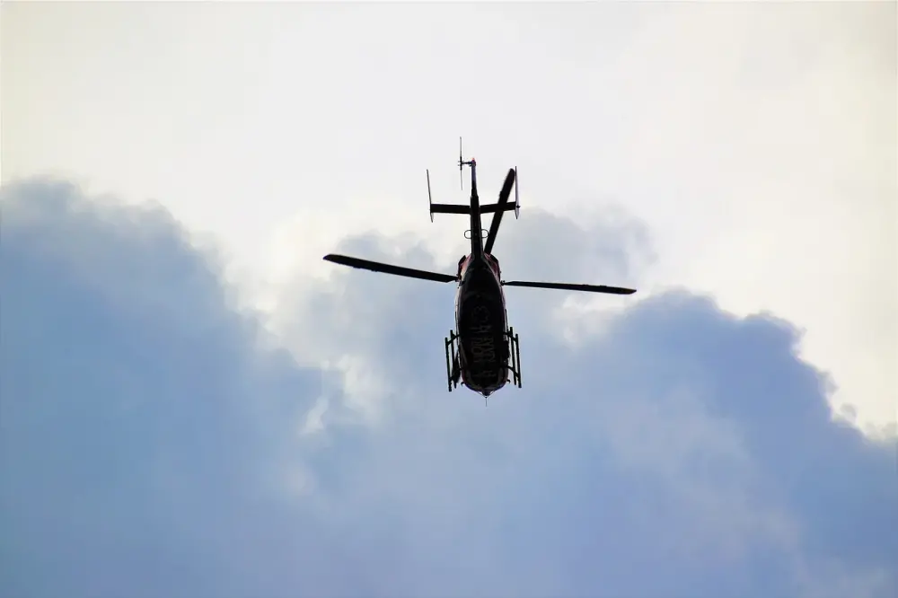 Πτώση πολιτικού ελικοπτέρου στην Βόρεια Εύβοια – Δύο επιβαίνοντες. Η στιγμή της πτώσης