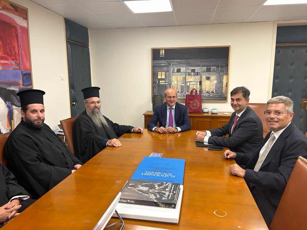 Τι γύρευε ο Καππάτος μαζί με τον Μητροπολίτη Λευκάδας στο υπουργείο Οικονομικών; [εικόνα]