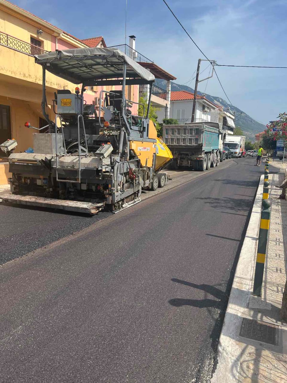 Τμηματικές εργασίες ασφαλτόστρωσης στο επαρχιακό οδικό δίκτυο αρμοδιότητας Περιφερειακής Ενότητας Κεφαλληνίας [εικόνες]