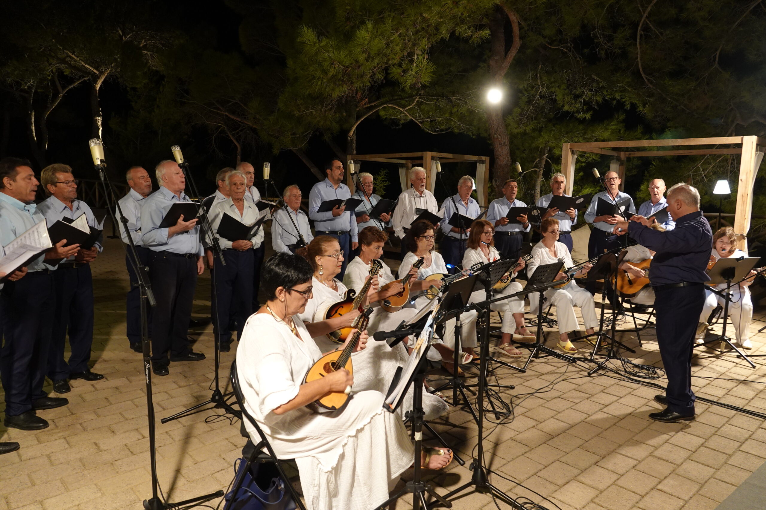 Υπέροχη βραδιά με την Χορωδία & Μαντολινάτα Αργοστολίου στο ξενοδοχείο Άσπροι Βράχοι [εικόνες]