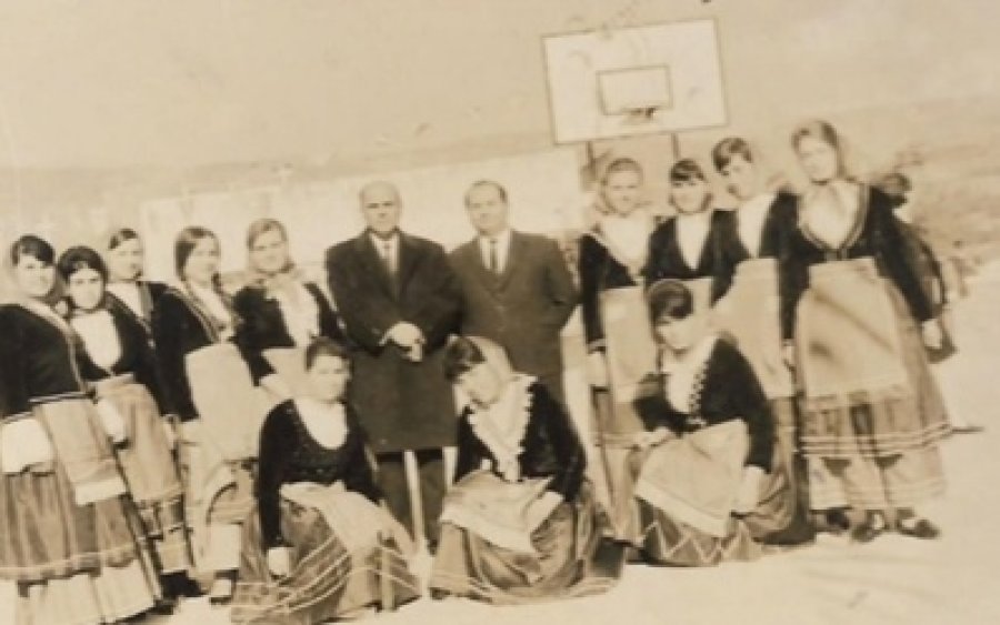 Αποχαιρετιστήριο στον καθηγητή Ν. Κρεμμύδα από τις απόφοιτες του Γυμνασίου Θηλέων Αργοστολίου