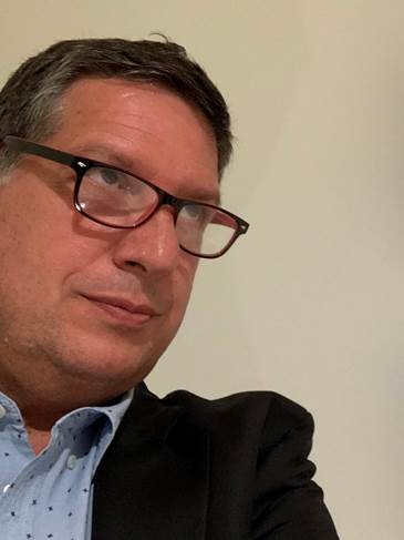 Δημήτρης Παπαγεωργόπουλος – Ο ερευνητής Νεοελληνικής τέχνης που “διασώζει” Έλληνες εικαστικούς από τη λήθη