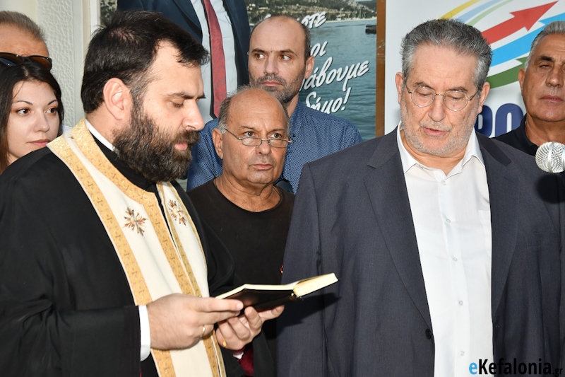 Με καντάδες πραγματοποιήθηκαν τα εγκαίνια του εκλογικού κέντρου της παράταξης Ανουσάκη στο Αργοστόλι [εικόνες]
