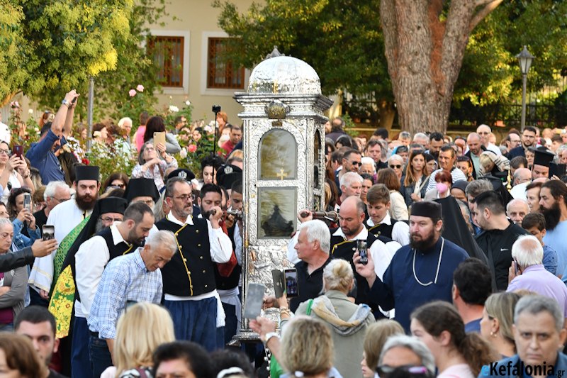 Με κατάνυξη η μεταφορά του Άγιου Γεράσιμου στην Μεγάλη εκκλησία –Πλήθος πιστών στα Ομαλά