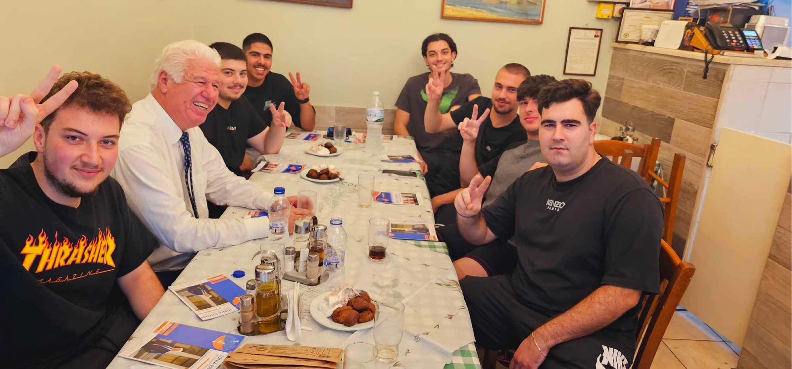 Ο Γιάννης Τρεπεκλής με νέους λίγο πριν ανοίξουν οι κάλπες