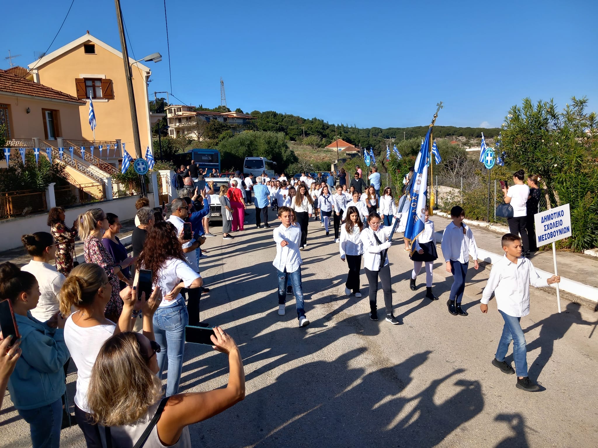 Σήκωσαν τις σημαίες ψηλά στα Μεσοβούνια για την επέτειο του ΟΧΙ [εικόνες]
