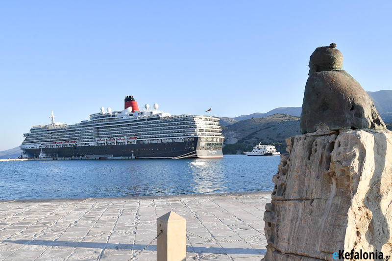 Το θηριώδες κρουαζιερόπλοιο Queen Victoria στο Αργοστόλι [εικόνες]