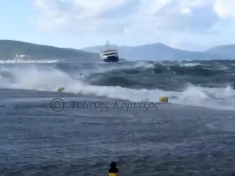 Αίγινα: Στιγμές τρόμου για επιβάτες στο πλοίο της γραμμής – Τα κύματα έσπασαν τζάμια [βίντεο]