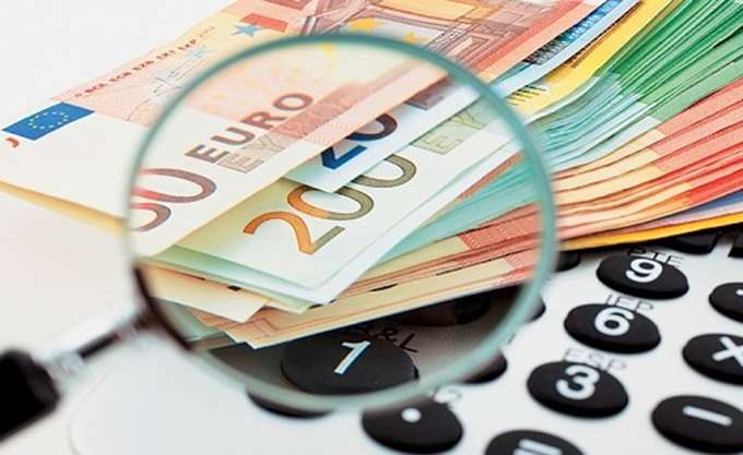 Ελεύθεροι επαγγελματίες: Πόσο φόρο θα πληρώσουν 735.000 φορολογούμενοι το 2024