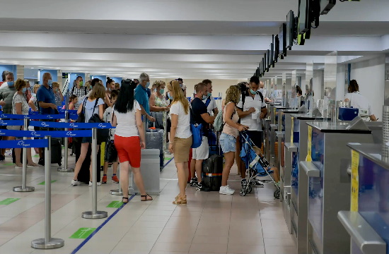 Ελληνικός τουρισμός 2023: Κυκλάδες και Πελοπόννησος οι μόνες περιοχές με μείωση αεροπορικών αφίξεων στο 10μηνο