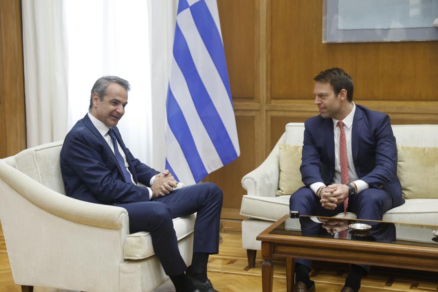 Η πρώτη συνάντηση Μητσοτάκη – Κασσελάκη στη Βουλή: Ο διάλογος μπροστά στις κάμερες